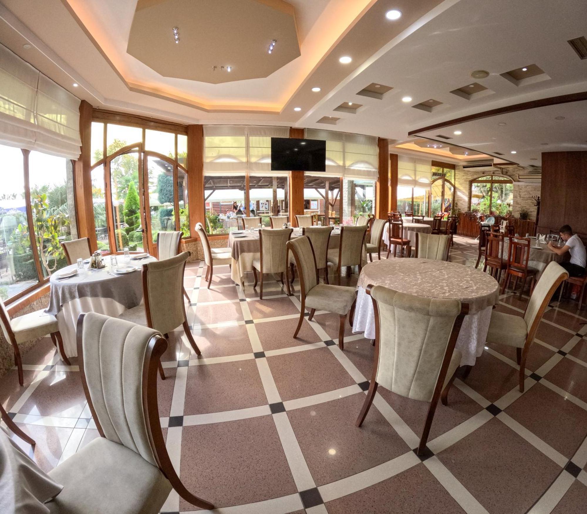 Buna Park Hotel Shkoder Luaran gambar