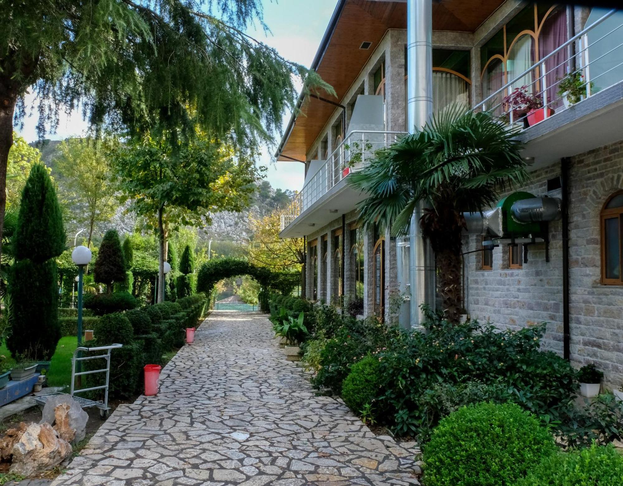 Buna Park Hotel Shkoder Luaran gambar